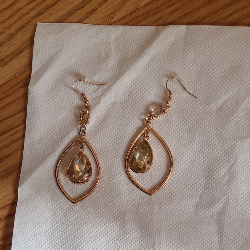 Elegant Gold Dangle Earrings with Teardrop Design